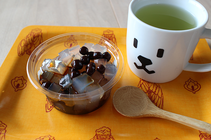 豆かん Mamekan: cubes of agar gelatin, boiled red peas, brown syrup