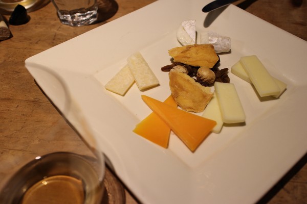 fromages variés et fruits secs